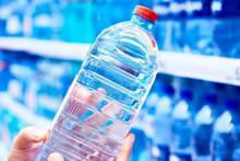 Fuentes naturales y empresas nacionales: el origen del agua mineral de Mercadona y la clave de su presencia en el supermarcado