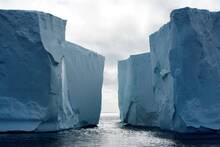 Los cient�ficos coinciden: hay que construir un muro de 80 kil�metros para evitar que el glaciar del Juicio Final se derrita