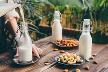 España marca las normas: las bebidas vegetales arrasan en cafeterías y restaurantes, creciendo un 20 % en 2025
