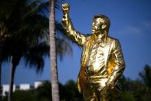 Eric Kripke, creador de 'The Boys', alucina con la estatua de Trump dorada de 4,5 metros por parecerse a una escena de Patriota