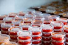 Ya es oficial: bares y restaurantes obligados a eliminar los envases monodosis de salsas, aceites y otros productos en 2026