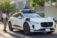 Google retira en Estados Unidos 3.800 de robotaxis tras detectar un grave fallo de seguridad que afecta a la velocidad