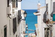 Parece Grecia, pero es España: fachadas blancas junto al mar, cúpulas azules y uno de los pueblos más bonitos del Mediterráneo