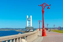 El paseo marítimo más largo de Europa se encuentra en España: 13 kilómetros entre mar, playas y un faro romano singular