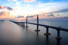 Hong Kong desaf�a las normas: el puente marino m�s grande del mundo mide 55 kil�metros y reduce 3 horas a 30 minutos de ruta