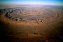 La NASA capta desde el espacio una extraña estructura con forma de ojo de 50 kilómetros en el Sahara que parece artificial