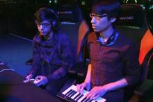 Disputa un torneo de Dragon Ball FighterZ utilizando un piano como mando