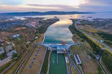China desaf�a las normas: planea una 'autopista de agua' de 220 kil�metros contra la desertificaci�n extrema