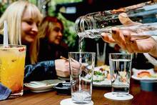Italia endurece las normas: los restaurantes italianos pueden rechazar servir agua del grifo aunque el cliente quiera pagarla