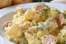 Alemania da una lección a España: la ensaladilla rusa no se prepara con mayonesa, se adereza con caldo de carne y mostaza