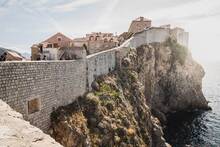 El pueblo medieval ideal para visitar en verano: 2 kil�metros de muralla y 16 torres declaradas Patrimonio Mundial