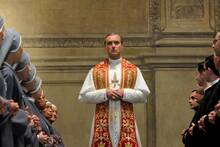 Hoy en HBO Max la serie sobre el Papa que arras� con Jude Law y que coincide con la visita del Papa Le�n XIV a Espa�a