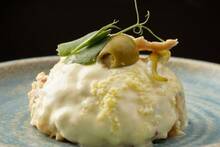 Los mejores chefs españoles coinciden: 'Para hacer la mejor ensaladilla rusa olvida la cebolla, mezcla 100 g de atún y 2 yemas'