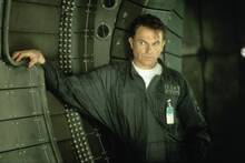 La pel�cula de Sam Neill que fracas� en taquilla en 1997, inspir� a 'Dead Space' y es una obra maestra del terror