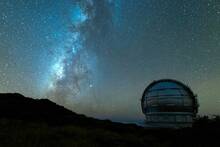 El hallazgo de gigantescas estructuras en el espacio obliga a revisar una de las grandes ideas sobre el universo
