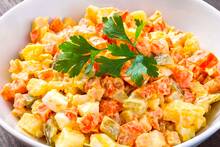 Loli, cocinera: 'La ensaladilla rusa más rica no debe llevar atún ni bonito, sino 2 puñados de gambas y 1 huevo frito'