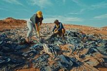 Chile tiene una montaña de 60.000 toneladas de ropa: en 2026, 450 millones de personas compra 26 kilos de textiles y tira 11