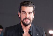 Mario Casas, 40 a�os: 'Mi infancia era llamar a los timbres de las casas y echar a correr; ahora solo se ven pantallas'