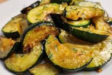 Loli, cocinera: 'Con 2 calabacines y 3 ajos preparo la cena perfecta para el verano en menos de 15 minutos'