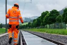 Suiza desafía a Europa con sus vías de tren solares: más de 11.000 trenes funcionan sin incidencias ni problemas durante meses