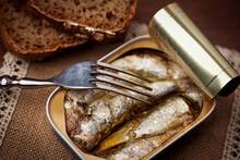 Los cocineros españoles lo tienen claro: 'Las sardinas en lata cambian por completo con queso fresco, pepino y pimiento rojo'
