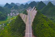 No es ciencia ficcin: China desafa a la ingeniera y 'corta' una montaa por la mitad en una demostracin de poder