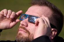 Ordenan la retirada de 6 modelos de gafas para el eclipse por 'irregularidades' en los filtros y 'riesgo de lesiones oculares'