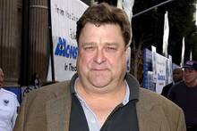 John Goodman reaparece con 100 kilos menos y un cambio físico irreconocible: en 2026 estrena 'Digger' con Tom Cruise