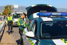 Ya es oficial: la Guardia Civil avisa de multas de hasta 30.000 euros por llevar esto en la guantera