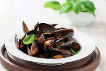 Los cocineros gallegos coinciden: 'Los mejillones al vapor saben mejor si no los amontonas y a�ades poca cantidad de albari�o'