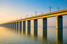 Mide 164 kilómetros, costó 8500 millones de dólares y por él jamás ha pasado un coche: así es el puente más largo del mundo