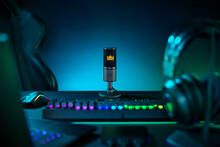 Razer presenta Seiren Emote, un micro para streamers con pantalla LED y emoticonos