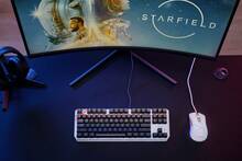 Crean un teclado y un ratn decorados con motivos de Starfield, el nuevo RPG de Bethesda
