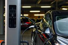 Confirmado por la Ley de Propiedad Horizontal: un vecino no puede usar la luz del garaje para cargar su coche el�ctrico