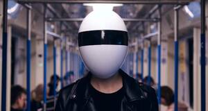 Artculo Blanc: As es la mascarilla que te har creer que eres el hermano tonto de Daft Punk