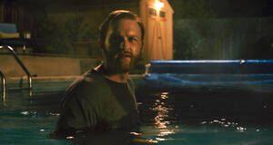 Artculo Crtica 'La piscina' - Wyatt Russell mantiene a flote la pelcula de terror que recordars cada vez que te des un chapuzn