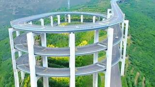 La megaautopista Tianlong de Taiwán: más de 30 km y un viaducto de tres pisos que asciende 350 metros, suspendida entre nubes