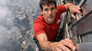Confirmado por Netflix: la 'cifra vergonzosa' que ofreció a Alex Honnold para escalar el rascacielos Taipei 101 de 508 metros