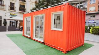 Una familia belga vive en un contenedor de 48 m2 y sólo lamenta una cosa: 'Pasamos de pagar 250 euros al año a más de 2.100'