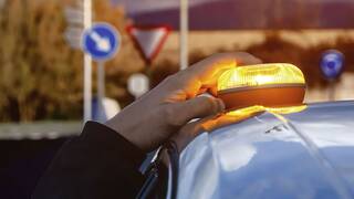 Ni prórrogas ni medias tintas: la DGT recuerda que la baliza V-16 será obligatoria en 2026 y 'no habrá excusas' de ningún tipo