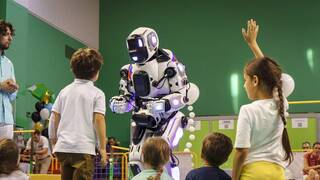 Rusia fracasa en la robótica: un disfraz de 3600 euros, un ridículo en TV y un humanoide que se desploma en directo