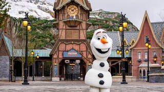 Un parque Disney estrena uno de los animatrnicos ms avanzados del mundo: un Olaf con IA que camina y abraza como en 'Frozen'