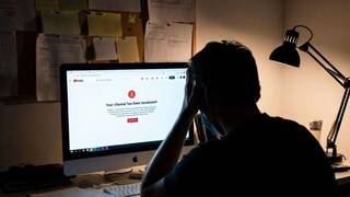 YouTube borra 12 millones de canales por la moderaci�n con IA y los creadores pierden dinero de la noche a la ma�ana