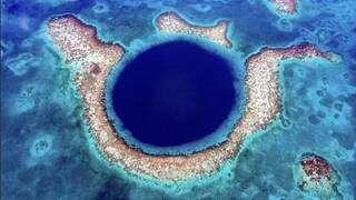 Cient�ficos hallan un 'agujero azul gigante' de 424 metros en la bah�a de Chetumal y son incapaces de medir su profundidad