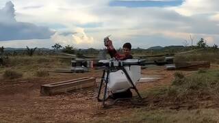 Un hombre despega montado en un dron fumigador dise�ado para ir sin tripulaci�n de 300.000 d�lares y enciende las alarmas