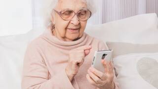 Suiza interviene una tienda por cobrar 4.500 euros a una mujer de 92 a�os por arreglarle el m�vil: 'Lo hicieron a otro anciano'