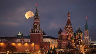 Crece la preocupaci�n: 4 'lunas' aparecen en el cielo de Mosc� y disparan la alarma antes de que la ciencia intervenga