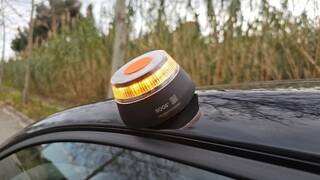 Confirmado por la DGT en 2026: as� funciona el nuevo tri�ngulo virtual V‑27 que complementa a la baliza V‑16