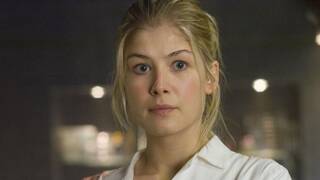 Rosamund Pike (47) se sincera sobre su fracaso cinematogr�fico con The Rock: 'Es una de las peores pel�culas de mi carrera'