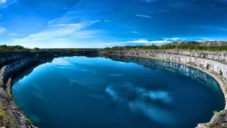 Canad� transforma un pozo minero de 220 metros en una bater�a colosal: un lago turquesa de energ�a eco para millones de hogares